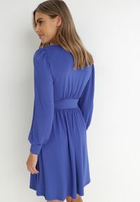 Born2be - Granatowa Sukienka Kopertowa Taliowana Maecenus. Okazja: na co dzień. Typ kołnierza: dekolt w serek. Kolor: niebieski. Materiał: dzianina, wiskoza. Wzór: jednolity. Typ sukienki: kopertowe. Styl: casual, elegancki. Długość: mini #4