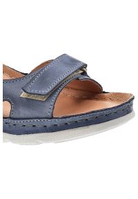Niebieskie Sandały Kampa Wygodne Skórzane Buty Na Lato. Zapięcie: rzepy. Kolor: niebieski. Materiał: skóra. Wzór: aplikacja. Sezon: lato. Obcas: na obcasie. Styl: klasyczny, sportowy. Wysokość obcasa: średni #6