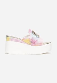 Renee - Białe Klapki na Koturnie z Ozdobną Klamrą i Skórzaną Wkładką Mellins. Kolor: biały. Materiał: skóra. Obcas: na koturnie #5