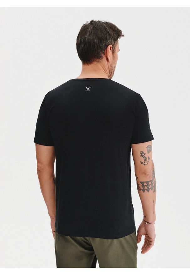 Pako Lorente - PAKO LORENTE – Czarny gładki t-shirt męski. Kolor: biały, niebieski, czarny. Materiał: bawełna, elastan. Długość rękawa: krótki rękaw. Długość: krótkie. Wzór: gładki. Styl: klasyczny