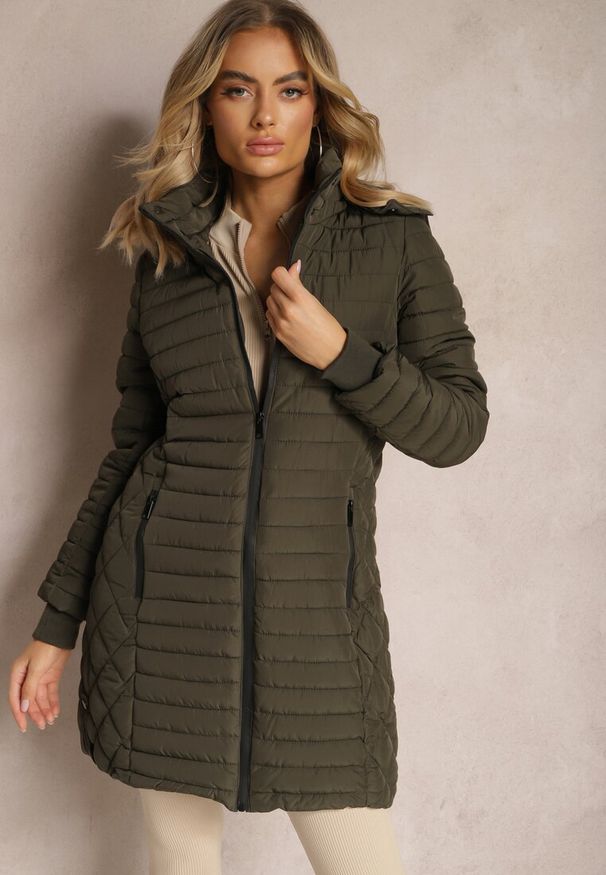 Renee - Ciemnozielona Kurtka do Kolan Pikowana Garle. Okazja: na co dzień. Kolor: zielony. Materiał: jeans, tkanina. Długość: do kolan. Styl: elegancki, casual