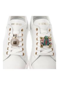 CheBello - Białe Sneakersy Chebello Modne Obuwie Damskie. Kolor: biały. Materiał: jeans. Wzór: aplikacja, napisy