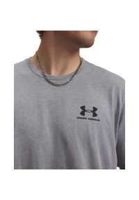 Koszulka Under Armour Sportstyle Left Chest Tee (1326799-036). Kolor: szary. Materiał: materiał, bawełna. Sport: turystyka piesza, kolarstwo, joga i pilates, wspinaczka, fitness #3