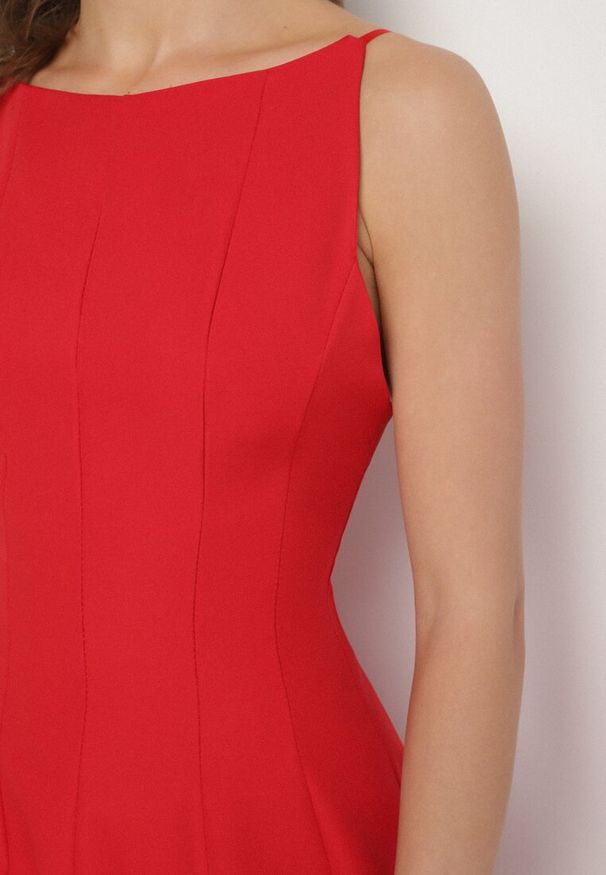 Born2be - Czerwona Rozkloszowana Sukienka Ozdobiona Przeszyciami Kinetela. Okazja: na co dzień, na imprezę. Kolor: czerwony. Materiał: skóra. Wzór: aplikacja. Styl: casual, elegancki