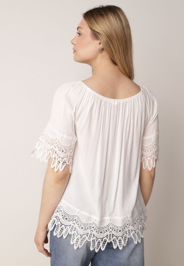 Born2be - Biała Bluzka z Wiskozy w Stylu Boho z Koronką Sznurkami i Koralikami Dazzlebell. Okazja: do pracy, na co dzień, na spotkanie biznesowe. Kolor: biały. Materiał: wiskoza, koronka. Wzór: koronka. Styl: boho