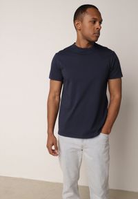 Born2be - Granatowa Gładka Koszulka T-shirt z Bawełny o Prostym Kroju Sarusa. Okazja: na co dzień, na randkę. Kolor: niebieski. Materiał: bawełna. Wzór: gładki. Styl: casual, klasyczny #4