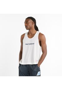 Koszulka męska New Balance MT51608BK – biała. Kolor: biały. Materiał: dresówka, materiał, poliester. Wzór: napisy, aplikacja