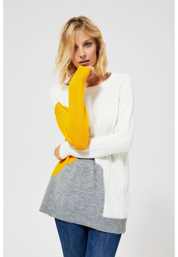 MOODO - Sweter z łączonych wzorów. Materiał: poliester, elastan, akryl. Długość rękawa: długi rękaw. Długość: długie. Wzór: geometria