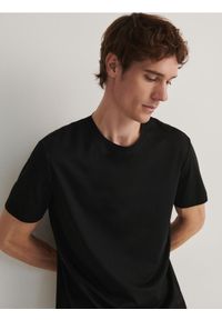 Reserved - Gładki t-shirt z lyocellem - czarny. Kolor: czarny. Materiał: bawełna. Wzór: gładki