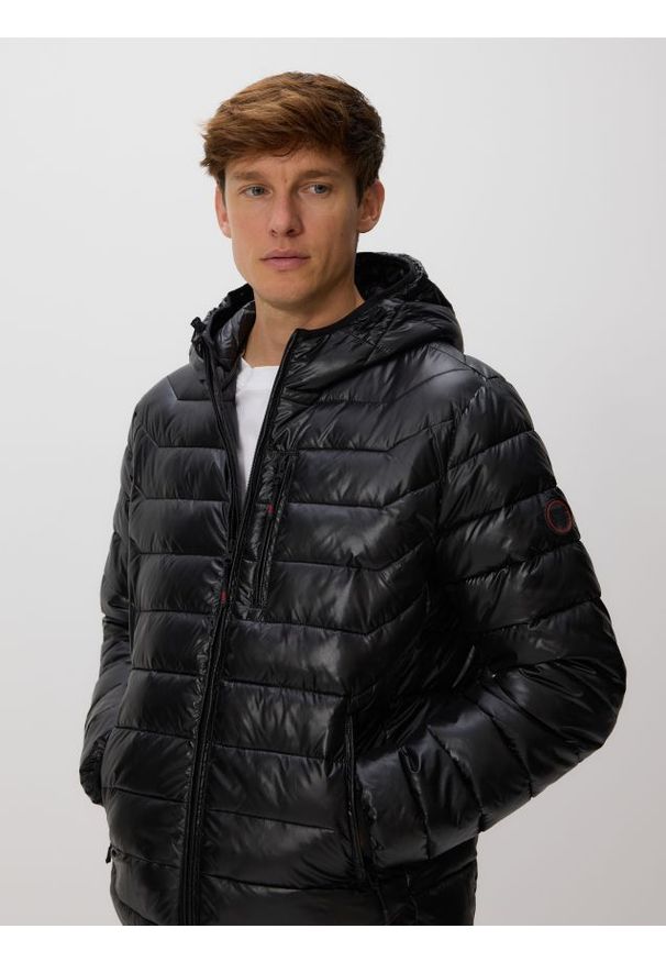 Reserved - Pikowana kurtka z kapturem - czarny. Typ kołnierza: kaptur. Kolor: czarny. Materiał: materiał