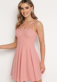 Born2be - Ciemnoróżowa Rozkloszowana Gorsetowa Sukienka na Ramiączkach z Usztywnianymi Miseczkami Brindia. Okazja: na co dzień, na imprezę. Typ kołnierza: dekolt gorset. Kolor: różowy. Materiał: jeans. Długość rękawa: na ramiączkach. Sezon: lato. Typ sukienki: gorsetowe. Styl: wizytowy, klasyczny, casual #3