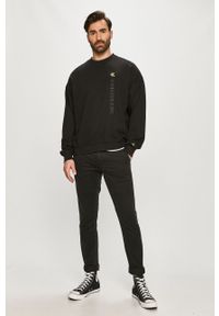 Calvin Klein Jeans - Bluza bawełniana. Okazja: na co dzień. Typ kołnierza: bez kaptura. Kolor: czarny. Materiał: bawełna. Wzór: aplikacja. Styl: casual #2