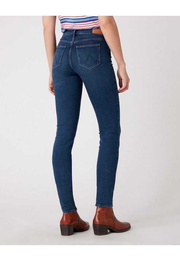 Wrangler - DAMSKIE SPODNIE JEANSOWE WRANGLER SLIM VINTAGE INK W28LGD18I 112128386. Styl: vintage