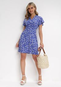 Born2be - Granatowa Kwiecista Sukienka Mini z Wiskozy z Marszczoną Gumką w Pasie Catela. Kolor: niebieski. Materiał: wiskoza. Długość rękawa: krótki rękaw. Wzór: kwiaty. Sezon: wiosna, lato. Typ sukienki: rozkloszowane, kopertowe. Długość: mini #5