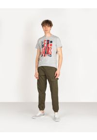 Pepe Jeans T-shirt "Davy" | PM507739 | Davy | Mężczyzna | Szary. Okazja: na co dzień. Kolor: szary. Materiał: bawełna, wiskoza. Wzór: aplikacja, nadruk. Styl: casual