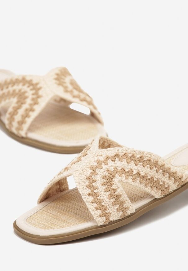 Renee - Beżowe Klapki Ozdobione Geometrycznym Motywem Zerava. Okazja: na co dzień. Kolor: beżowy. Wzór: geometria, aplikacja. Styl: casual, elegancki