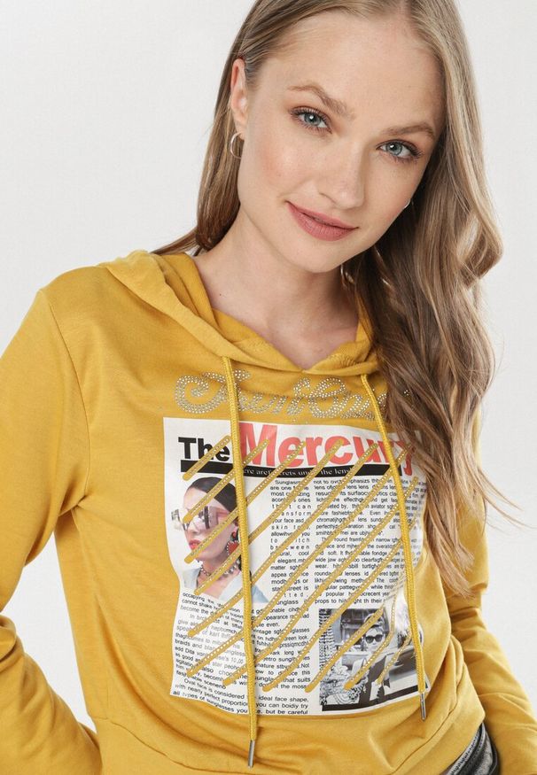 Born2be - Żółta Bluza Thelnassa. Kolor: żółty. Długość: długie. Wzór: napisy, nadruk, aplikacja