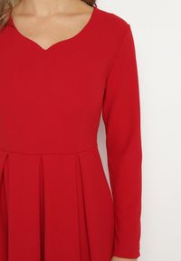 Born2be - Czerwona Rozkloszowana Sukienka Wieczorowa ze Szpiczastym Dekoltem Temithiel. Okazja: na co dzień. Kolor: czerwony. Materiał: jeans. Wzór: aplikacja. Typ sukienki: proste. Styl: wizytowy #6