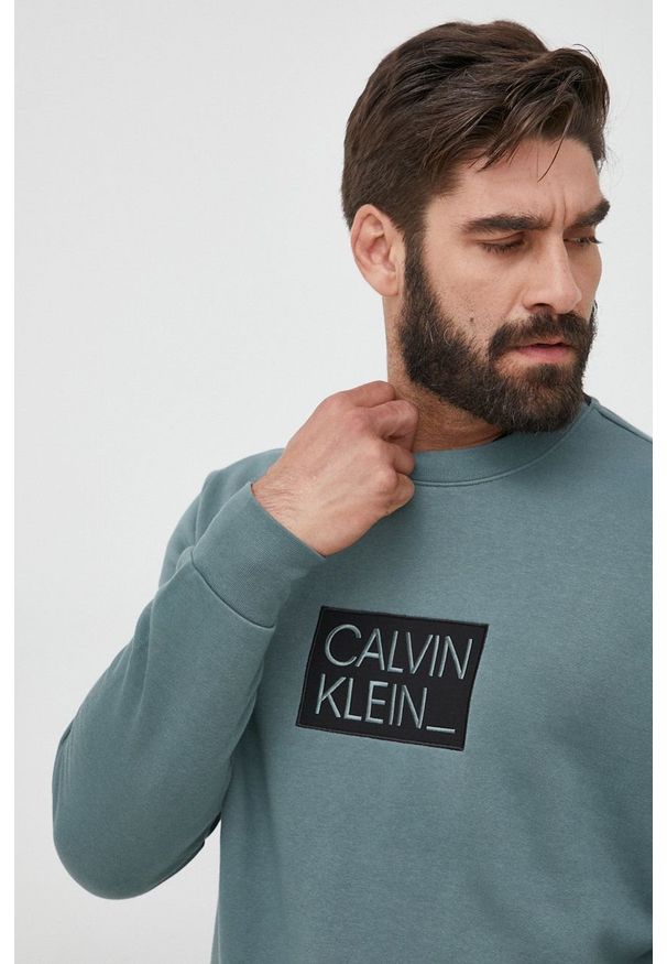 Calvin Klein bluza męska kolor zielony z aplikacją. Okazja: na co dzień. Kolor: zielony. Materiał: włókno. Wzór: aplikacja. Styl: casual