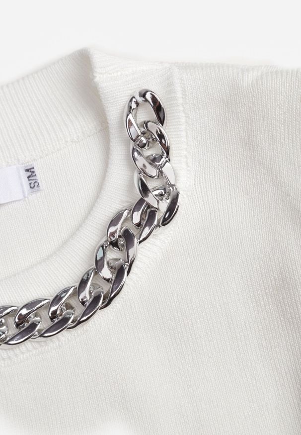 Born2be - Biały Top Bez Rękawów z Wiskozą z Łańcuszkiem i Usztywnianymi Ramionami Shylisa. Okazja: do pracy, na co dzień. Kolor: biały. Materiał: wiskoza. Długość rękawa: bez rękawów. Długość: długie. Wzór: aplikacja. Styl: casual