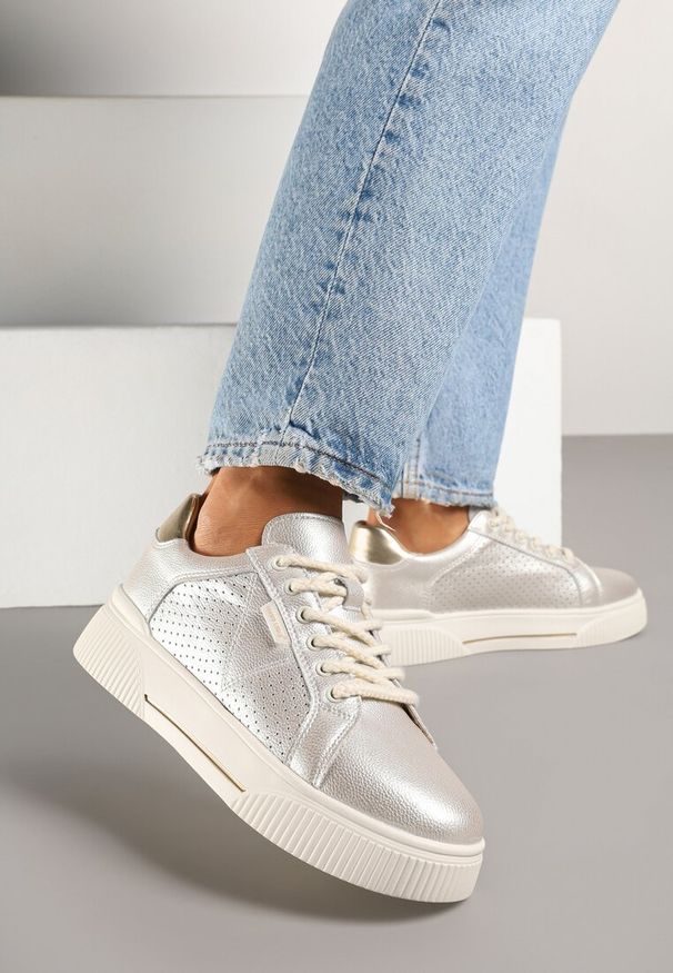 Born2be - Złote Skórzane Sneakersy w Stylu Tenisówek Zdobione Perforacją Vivolla. Okazja: na co dzień. Kolor: złoty. Materiał: skóra. Wzór: aplikacja