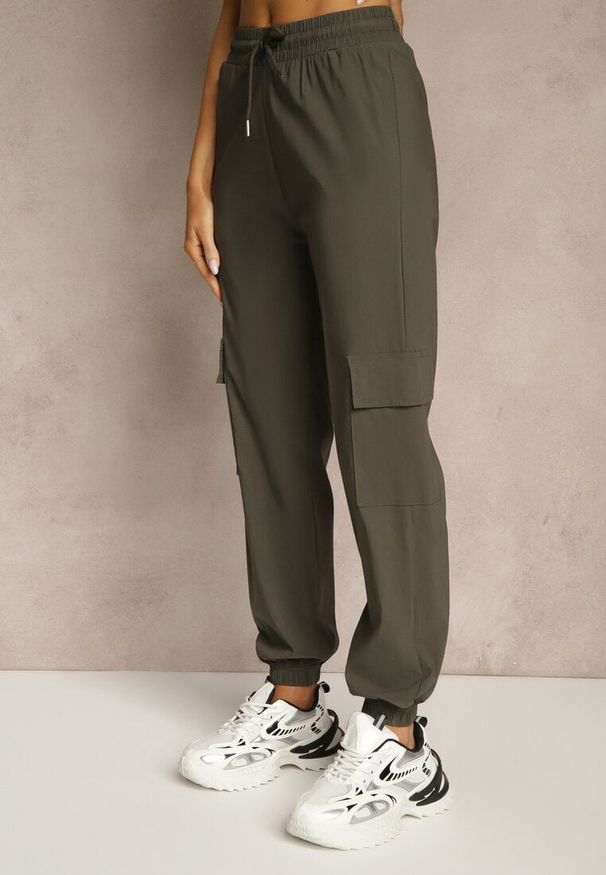 Renee - Ciemnozielone Spodnie z Wiskozą Cargo High Waist Arrioelle. Stan: podwyższony. Kolor: zielony. Materiał: wiskoza