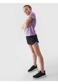 4F JUNIOR - Spodenki sportowe szybkoschnące dziewczęce - czarne. Stan: obniżony. Kolor: czarny. Materiał: syntetyk, elastan, materiał, włókno, dzianina. Długość: krótkie. Wzór: ze splotem, jednolity, gładki. Sport: fitness