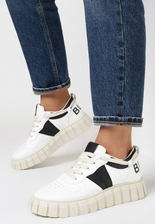 Born2be - Biało-Czarne Sneakersy na Grubej Podeszwie Laadah. Wysokość cholewki: przed kostkę. Nosek buta: okrągły. Kolor: biały. Szerokość cholewki: normalna. Wzór: aplikacja, napisy. Obcas: na platformie