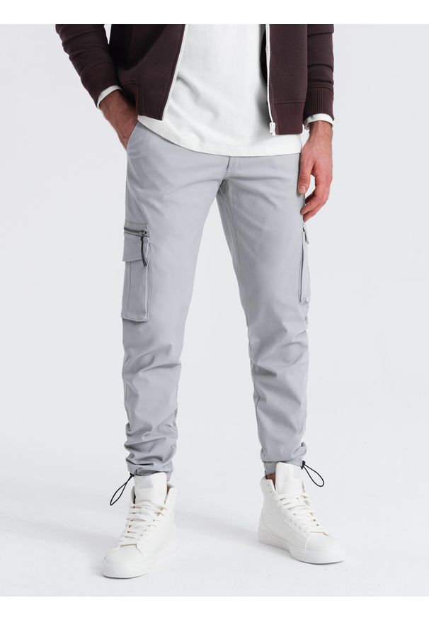 Ombre Clothing - Męskie spodnie STRAIGHT LEG cargo z trójkątnym pinem na kieszeni – szare V3 OM-PACG-0196 - XXL. Okazja: na co dzień. Kolor: szary. Materiał: bawełna, materiał, elastan. Wzór: gładki. Styl: elegancki, casual
