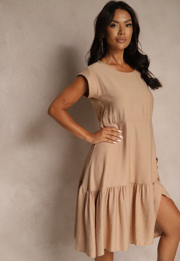 Renee - Jasnobrązowa Rozkloszowana Sukienka z Wiskozy Linurea. Okazja: na co dzień. Kolor: brązowy. Materiał: wiskoza. Typ sukienki: proste. Styl: casual, klasyczny