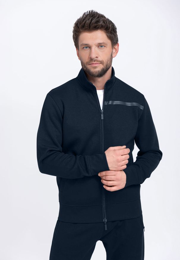 Volcano - Bluza ze stójką B-LUNOS. Typ kołnierza: kołnierzyk stójkowy. Kolekcja: plus size. Materiał: poliester, elastan, bawełna, materiał, dzianina, wiskoza. Wzór: gładki. Styl: sportowy, klasyczny, elegancki