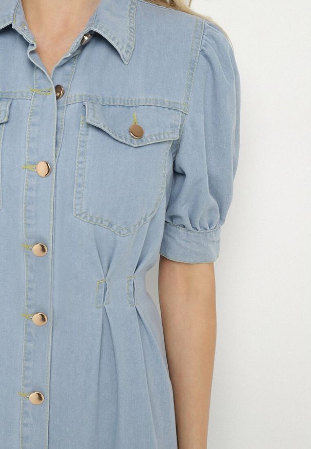 Born2be - Jasnoniebieska Sukienka Koszulowa Jeansowa Wiązana w Talii z Rozkloszowanym Dołem Evirith. Okazja: na spotkanie biznesowe. Kolor: niebieski. Materiał: jeans. Długość rękawa: długi rękaw. Wzór: aplikacja. Typ sukienki: koszulowe. Styl: biznesowy, klasyczny