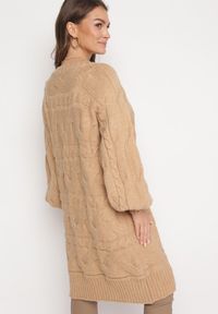 Born2be - Beżowy Oversizowy Sweter o Długim Kroju z Ozdobnym Splotem Sapodis. Kolor: beżowy. Długość rękawa: długi rękaw. Długość: długie. Wzór: ze splotem