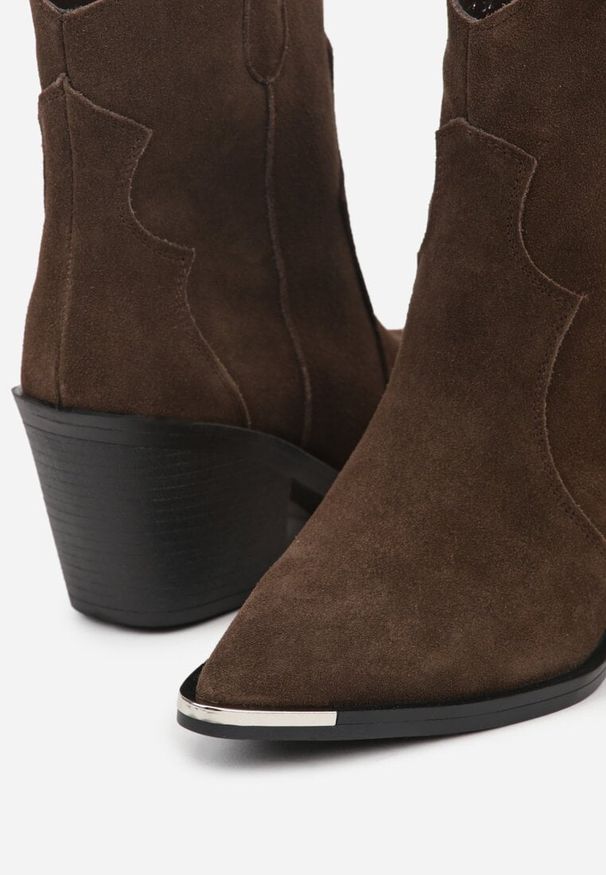 Renee - Ciemnobrązowe Skórzane Botki Kowbojki z Metaliczną Aplikacją na Nosku Saneara. Okazja: na co dzień. Kolor: brązowy. Materiał: skóra. Wzór: aplikacja. Obcas: na obcasie. Styl: casual. Wysokość obcasa: średni