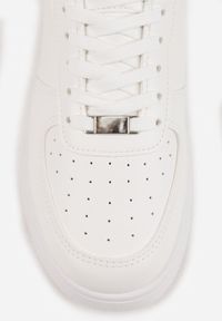 Renee - Białe Sznurowane Sneakersy Ozdobione Perforacją Ellemisa. Okazja: na co dzień. Kolor: biały. Materiał: jeans, materiał. Szerokość cholewki: normalna. Wzór: aplikacja. Sport: fitness #4