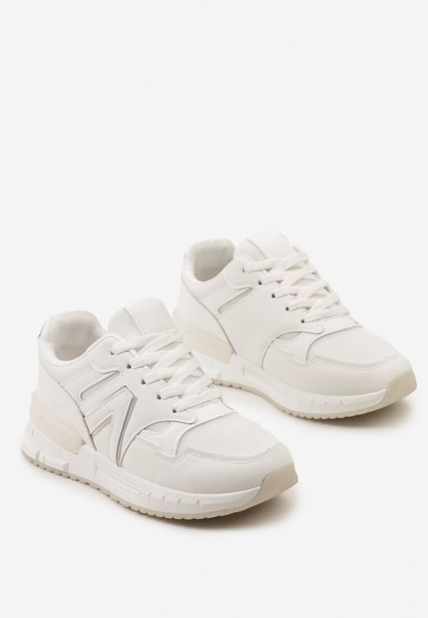 Born2be - Białe Sznurowane Sneakersy przed Kostkę na Płaskiej Podeszwie z Aplikacją Irines. Okazja: na co dzień. Wysokość cholewki: przed kostkę. Zapięcie: sznurówki. Kolor: biały. Wzór: aplikacja. Obcas: na płaskiej podeszwie