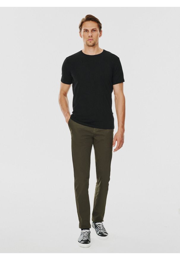 Pako Lorente - PAKO LORENTE – Czarny gładki T-shirt Basic. Kolor: czarny, niebieski, biały. Materiał: bawełna, elastan. Długość rękawa: krótki rękaw. Długość: krótkie. Wzór: gładki. Styl: klasyczny