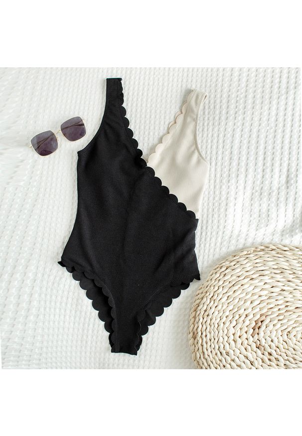 Intica - Strój kąpielowy jednoczęściowy prążkowany z falbankami na plażę i basen Karmen. Kolor: czarny. Materiał: prążkowany