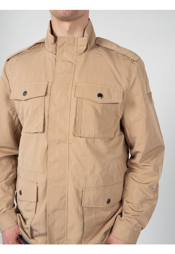 Guess Kurtka "Filip" | X3GL10WFG90 | Mężczyzna | Beżowy. Okazja: na co dzień. Kolor: beżowy. Materiał: poliamid. Styl: elegancki, casual