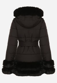 Born2be - Czarna Taliowana Kurtka z Paskiem Kapturem i Ozdobnym Futrem Rainaria. Okazja: na co dzień, do pracy, na spotkanie biznesowe. Kolor: czarny. Materiał: futro. Styl: casual, elegancki, biznesowy, retro
