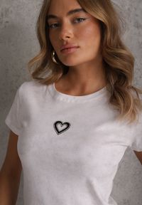 Renee - Biały T-shirt z Bawełny Ozdobiony Sercem z Cyrkonii Amythera. Okazja: na co dzień. Kolor: biały. Materiał: bawełna. Wzór: aplikacja. Styl: sportowy, casual, elegancki #2