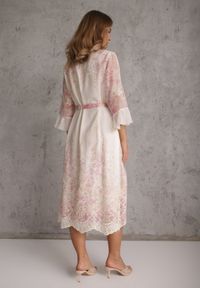 Renee - Różowa Pudełkowa Sukienka Zdobiona Haftem i Falbankami z Wiązanym Paskiem Zritine. Typ kołnierza: kołnierz z falbankami. Kolor: różowy. Wzór: aplikacja, haft. Styl: boho #8