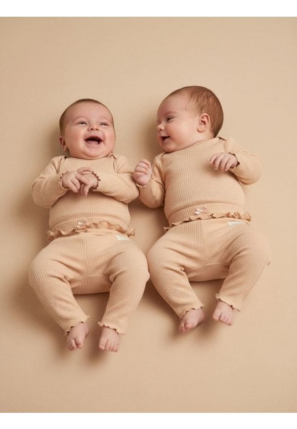 Sinsay - Prążkowane legginsy z falbanką 2 pack - różowy. Kolor: różowy. Materiał: prążkowany