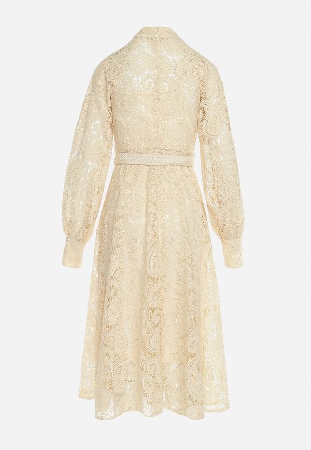 Born2be - Jasnobeżowa Koronkowa Sukienka Midi z Wiązanym Paskiem Azraella. Kolor: beżowy. Materiał: koronka. Długość rękawa: na ramiączkach. Długość: midi