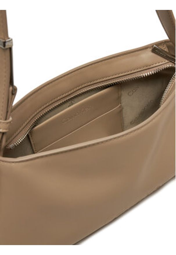 Calvin Klein Torebka Embossed Logo Shoulder Bag K60K612550 Beżowy. Kolor: beżowy. Materiał: skórzane