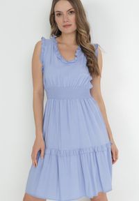 Born2be - Niebieska Sukienka z Falbankami i Marszczoną Gumką w Pasie z Wiskozy Falirina. Typ kołnierza: kołnierz z falbankami. Kolor: niebieski. Materiał: wiskoza. Wzór: aplikacja #1