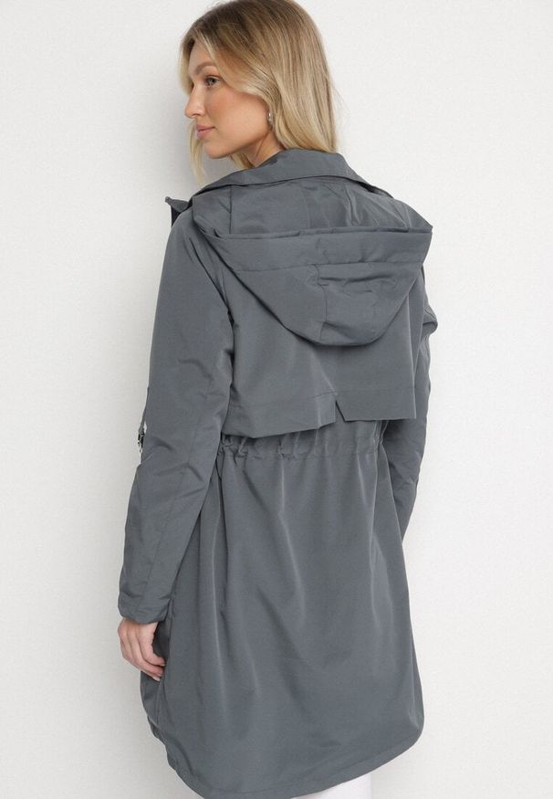 Born2be - Szara Kurtka w Stylu Parki z Odpinanym Kapturem i Troczkami Halirsa. Okazja: na co dzień, na spacer. Typ kołnierza: golf. Kolor: szary. Materiał: dzianina, jeans. Styl: klasyczny, casual