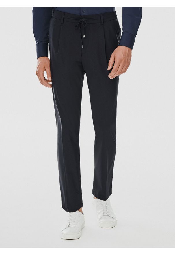 Pako Lorente - PAKO LORENTE – Spodnie garniturowe w kolorze granatowym. Kolor: niebieski. Materiał: poliamid, elastan. Wzór: gładki
