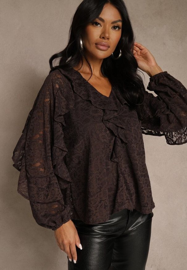 Renee - Brązowa Koronkowa Bluzka z Falbankami Sewrana. Typ kołnierza: kołnierz z falbankami. Kolor: brązowy. Materiał: koronka. Styl: elegancki