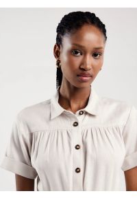 Big-Star - Sukienka damska midi lniana z wiązaniem w pasie beżowa Okire 800. Okazja: na co dzień. Kolor: beżowy. Materiał: len. Długość rękawa: krótki rękaw. Sezon: lato. Typ sukienki: koszulowe, proste. Styl: casual, elegancki. Długość: midi #7